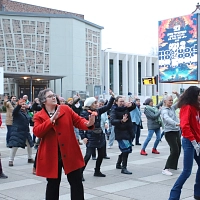 Vor dem Erwin-Piscator-Haus tanzten Menschen die Choreografie zu One Billion Rising - darunter auch Stadträtin Kirsten Dinnebier.