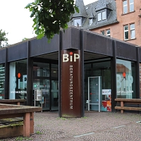 Das Beratungszentrum mit integriertem Pflegestützpunkt befindet sich direkt am Rudolphsplatz, Ecke Am Grün.
