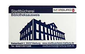 Der neue Bibliotheksausweis zeigt auf der Vorderseite die schlicht gezeichnete Silhouette und Frontansicht der Stadtbücherei in der Farbe dunkelblau, das Logo der Stadt Marburg sowie Adressangaben. © Universitätsstadt Marburg