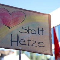 Ein Schild von einer Demonstration für Demokratie. 
