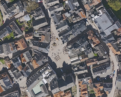 Luftaufnahme eines Ausschnittes vom Marktplatz Marburg © aerowest GmbH