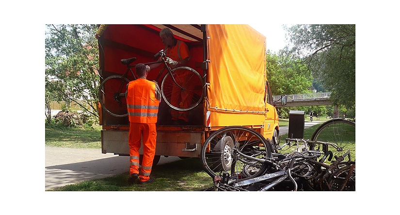Das Foto zeigt Mitarbeiter des DBM beim Verladen von Fahrrädern, die die DLRG zuvor aus der Lahn geborgen hat.&nbsp;&copy;&nbsp;DBM, Sonja Stender