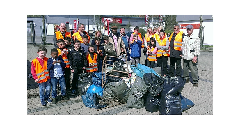 Das Foto zeigt die Aktiven des Sauberhaften Frühjahrsputz 2018 mit gefüllten Abfallsäcken und Sperrgut gemeinsam mit DBM-Betriebsleiter Joachim Brunnet.&nbsp;&copy;&nbsp;DBM