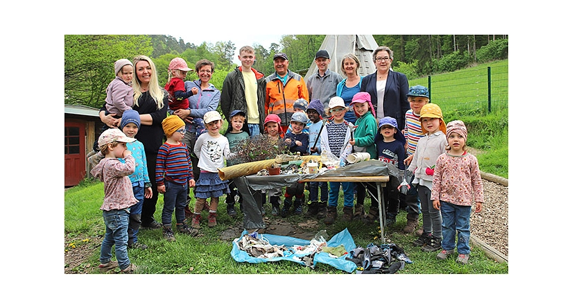 Stadträtin Kirsten Dinnebier dankte den Pfifferlingen stellvertretend für alle teilnehmenden Kinder für ihren Einsatz beim „Sauberhaften Kindertag“. Mit dabei: Mitarbeiter*innen des DBM und des Waldkindergartens am Ortenberg.&nbsp;&copy;&nbsp;Stefanie Ingwersen, Stadt Marburg