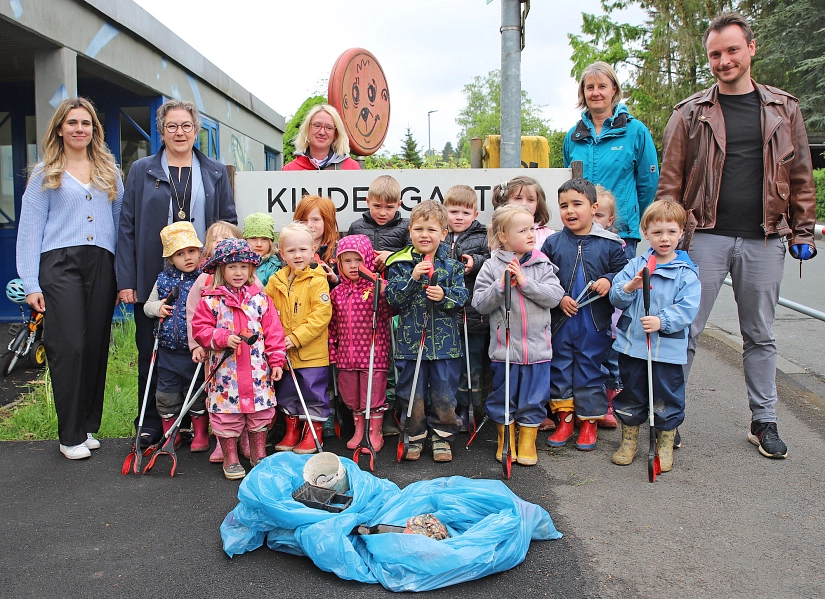 Stadträtin Kirsten Dinnebier (2.v.l.) und Sonja Stender vom DBM (2.v.r.) dankten den Kindern der Kita Höhenweg für ihren Einsatz beim Aktionstag „Sauberhafter Kindertag“. Mit dabei sind die Betreuer*innen. Insgesamt zehn Kilogramm Abfall haben die Kinder rund um ihre Einrichtung gesammelt. (Foto: Stefanie Ingwersen, Stadt Marburg)&nbsp;&copy;&nbsp;Stefanie Ingwersen, Stadt Marburg