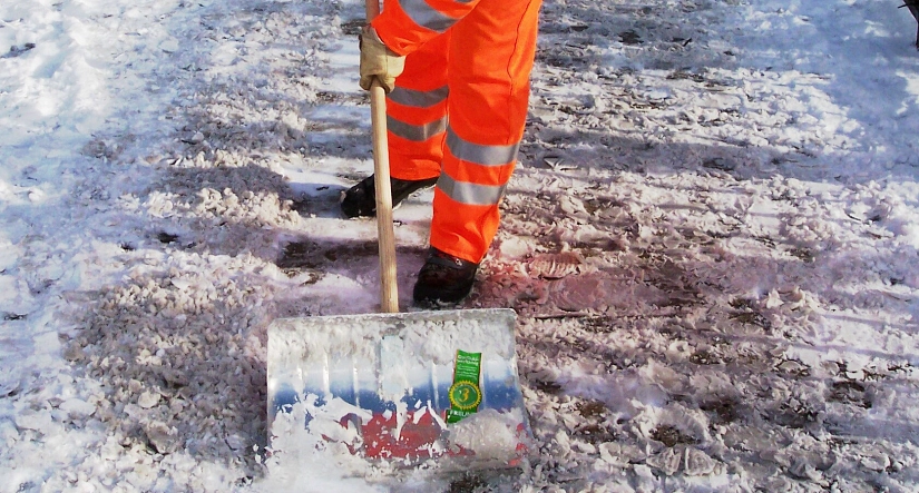 Das Foto zeigt einen Schneeschieber im Einsatz.&nbsp;&copy;&nbsp;DBM, Sonja Stender
