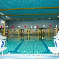Das Schwimmerbecken im AquaMar mit zwei Startblöcken im Vordergrund.