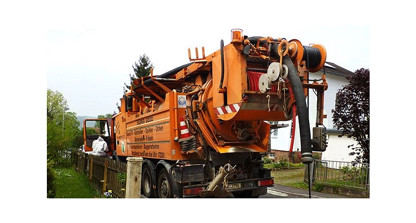 Das Foto zeigt einen Spülwagen des DBM im Einsatz.&nbsp;&copy;&nbsp;DBM, Stender