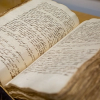 Zeugnis der Marburger Geschichte: Nahaufnahme vom Marburger Stadtbuch. Vergilbte Seiten, altertümliche Handschrift.
