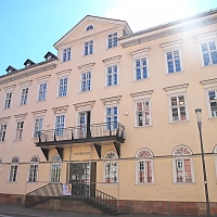 Große Außenansicht des Gebäudes der Marburger Stadtbücherei