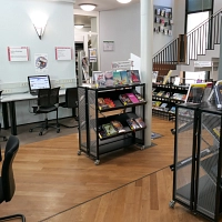 Ein Raum in der Stadtbücherei Marburg mit PC-Arbeitsplätzen und einigen Bücherregalen.