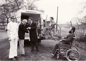 Foto von dem ersten Behindertenfahrzeug mit Rollstuhlfahrer und Sozialdezernent Dr. Gert Dahlmanns © Universitätsstadt Marburg, Rainer Kieselbach
